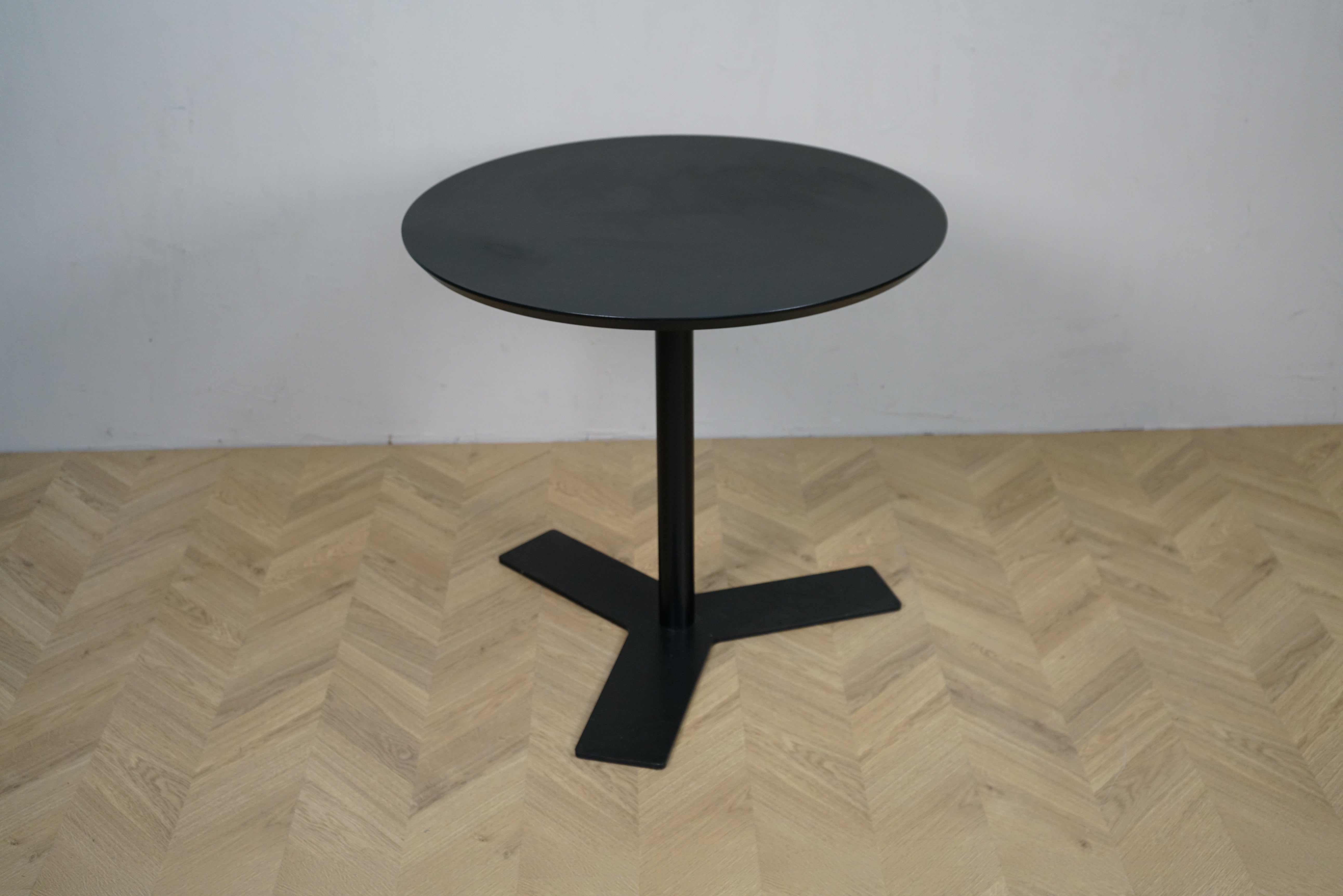 Rundt cafebord Ø80 med sort linoleum og sort stel, set forfra